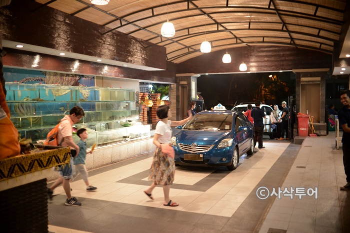 Restaurant arrival and interior