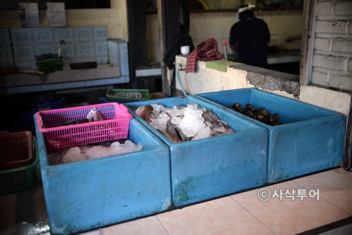 Seafood preparation counter