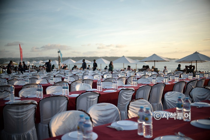 Beachfront dining tables