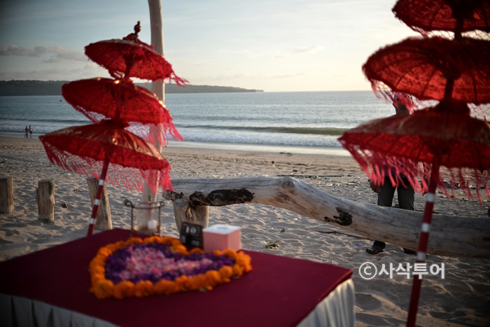 Beach dining arrangements