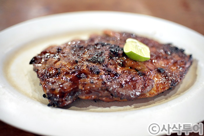 Pork ribs served with lime