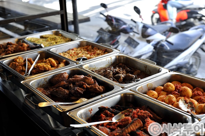 Indonesian dishes at the food counter