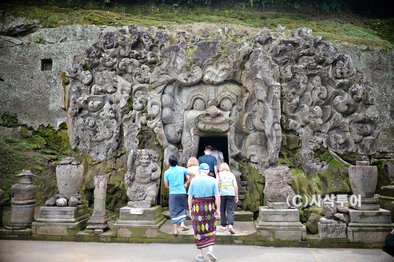 Goa Gajah — Elephant Cave — views and visitor photographs 17