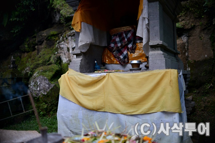 Goa Gajah — Elephant Cave — views and visitor photographs 35