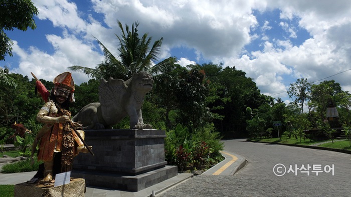 Sacred Monkey Forest Sanctuary — views and visitor photographs 2