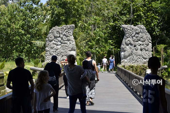 Sacred Monkey Forest Sanctuary — views and visitor photographs 7