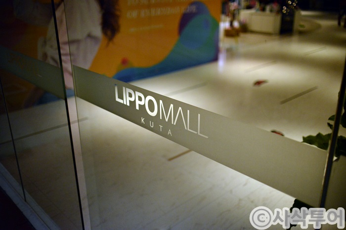 Lippo Mall Kuta — shops and displays 2