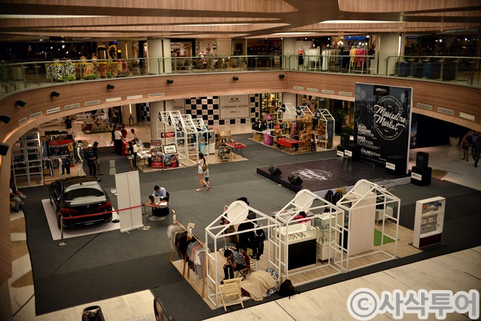 Lippo Mall Kuta — shops and displays 3