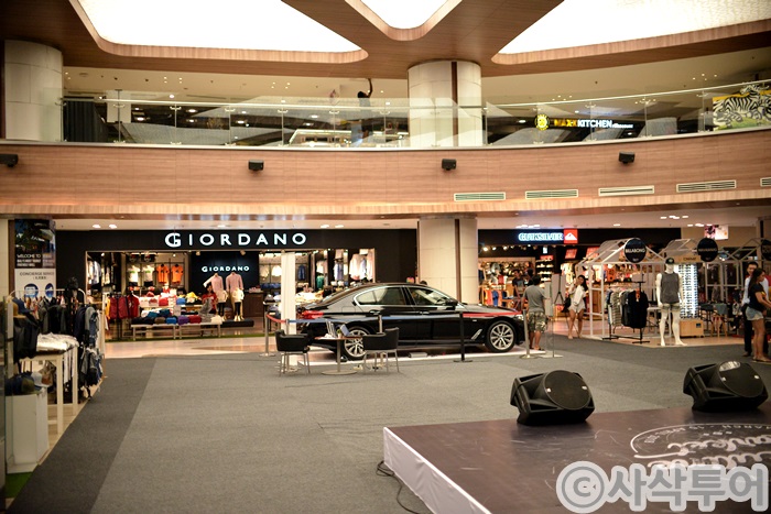 Lippo Mall Kuta — shops and displays 4