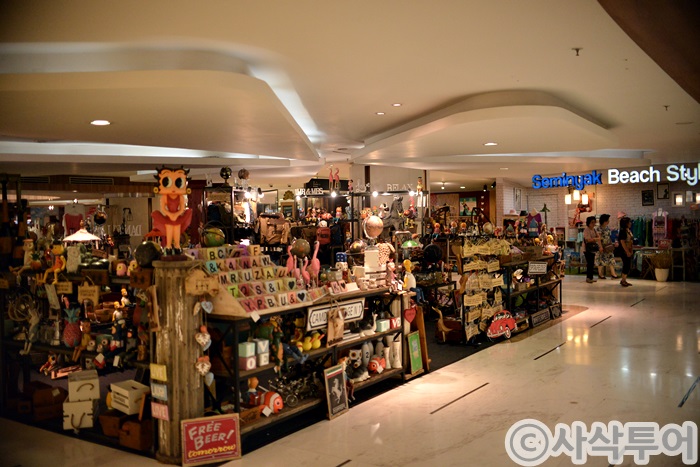 Lippo Mall Kuta — shops and displays 5