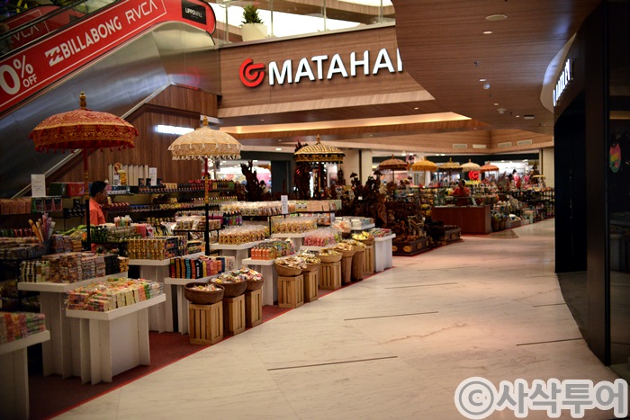 Lippo Mall Kuta — shops and displays 7