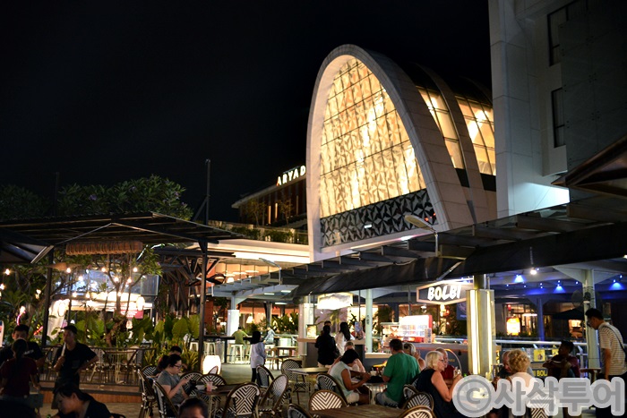 Lippo Mall Kuta — shops and displays 13