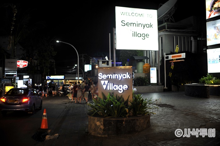 Seminyak Village — Shopping Reference — shops and displays 1