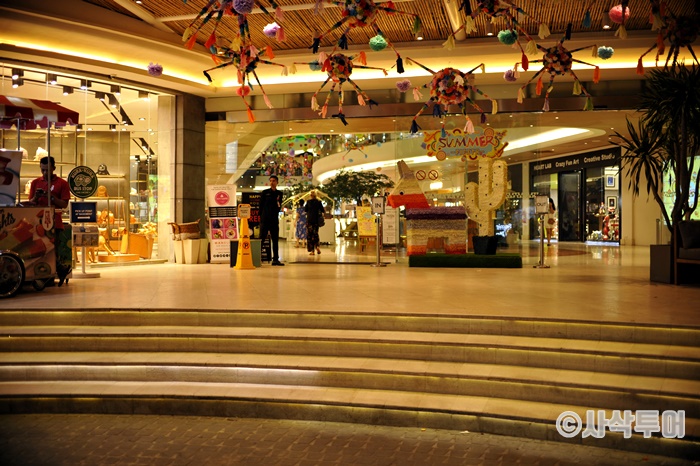 Seminyak Village — Shopping Reference — shops and displays 2