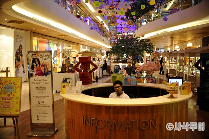 Seminyak Village — Shopping Reference — shops and displays 3