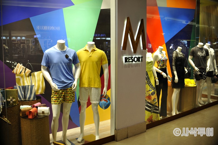 Seminyak Village — Shopping Reference — shops and displays 6