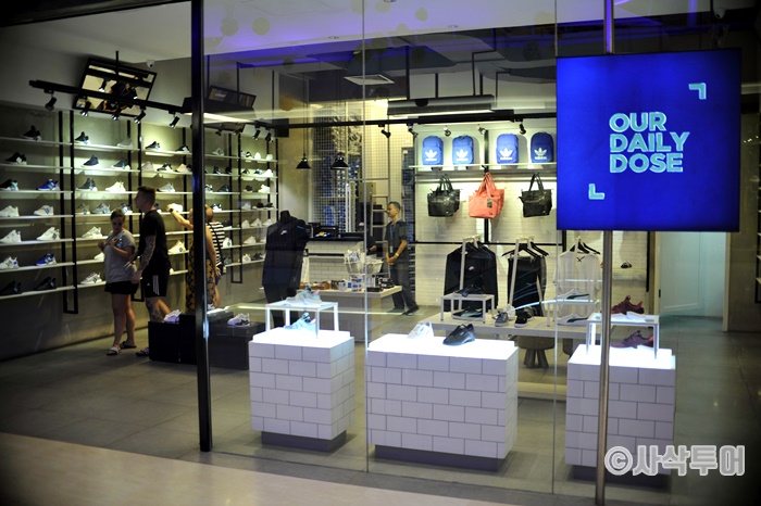 Seminyak Village — Shopping Reference — shops and displays 8