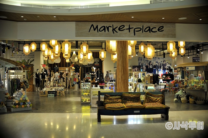 Seminyak Village — Shopping Reference — shops and displays 10