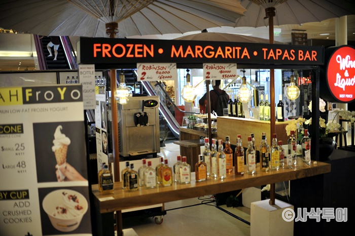 Seminyak Village — Shopping Reference — shops and displays 11