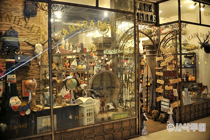Seminyak Village — Shopping Reference — shops and displays 12