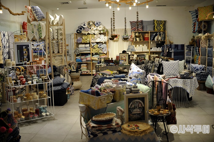 Seminyak Village — Shopping Reference — shops and displays 13