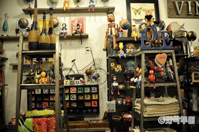 Seminyak Village — Shopping Reference — shops and displays 14
