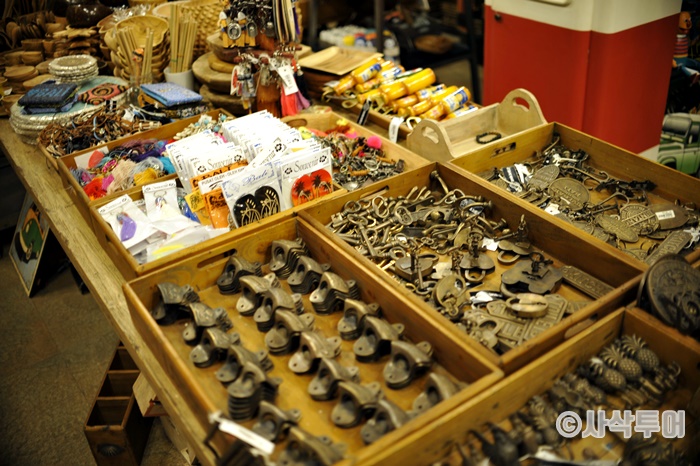 Seminyak Village — Shopping Reference — shops and displays 15