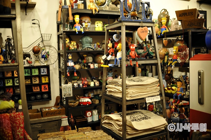 Seminyak Village — Shopping Reference — shops and displays 16