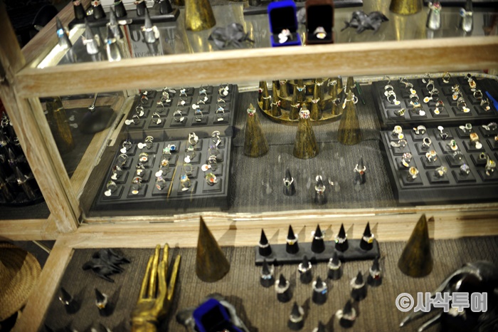 Seminyak Village — Shopping Reference — shops and displays 18