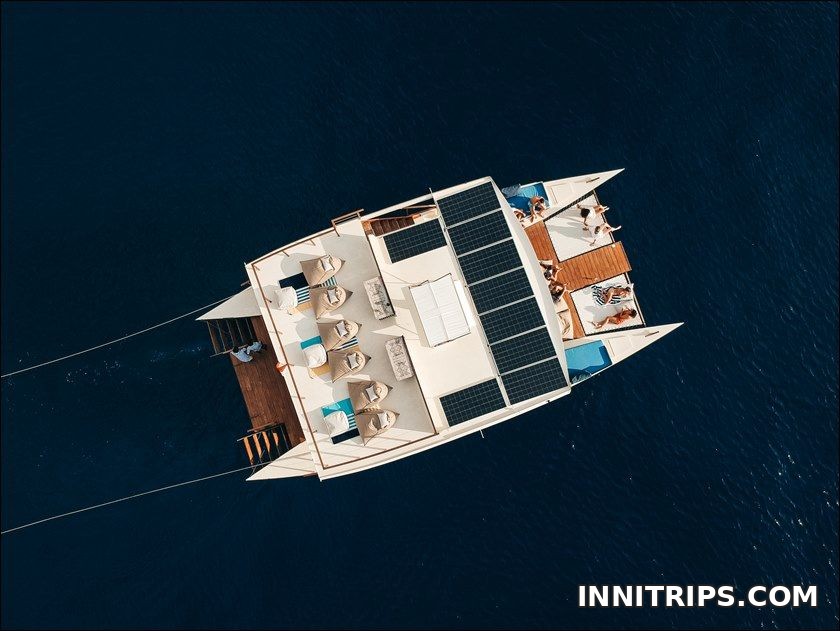 Meet the shared Utopia catamaran · Gili cruise photo 1