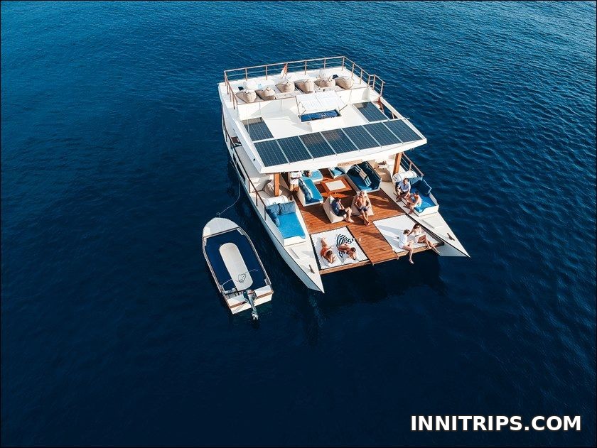 Meet the shared Utopia catamaran · Gili cruise photo 2