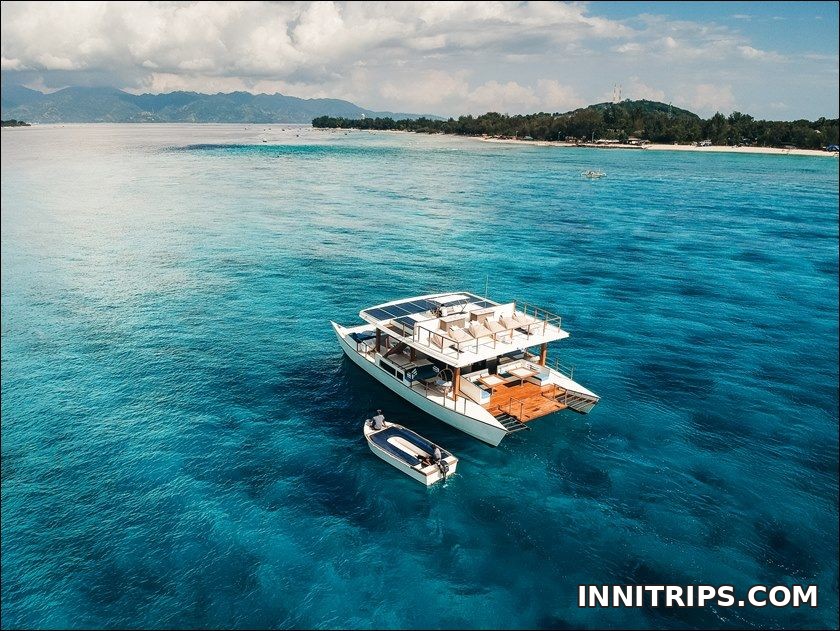 Meet the shared Utopia catamaran · Gili cruise photo 3