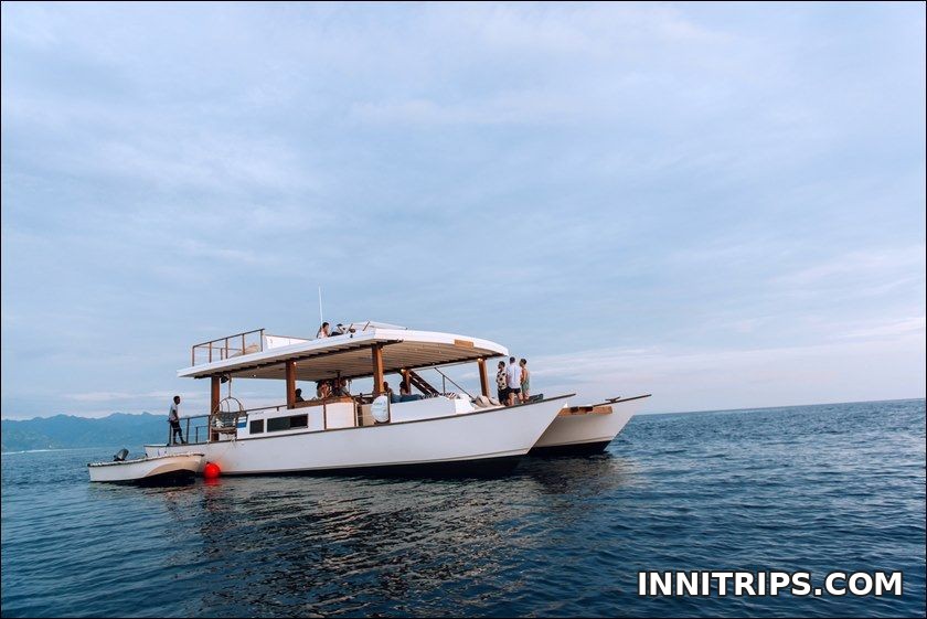Meet the shared Utopia catamaran · Gili cruise photo 4