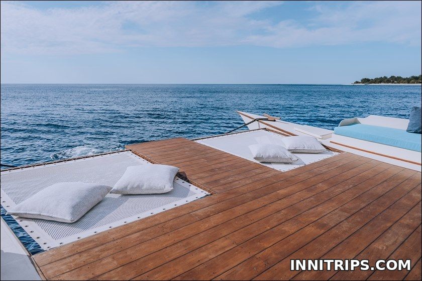 Relax on deck · Gili cruise photo 7