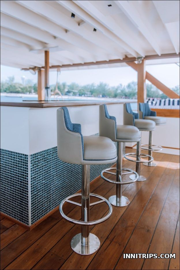 Relax on deck · Gili cruise photo 10