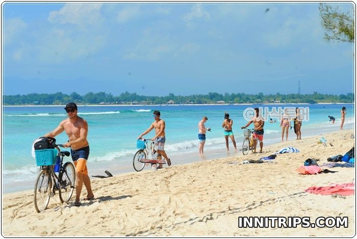 Bicycle rental and island photos · Gili Trawangan tour photo 3