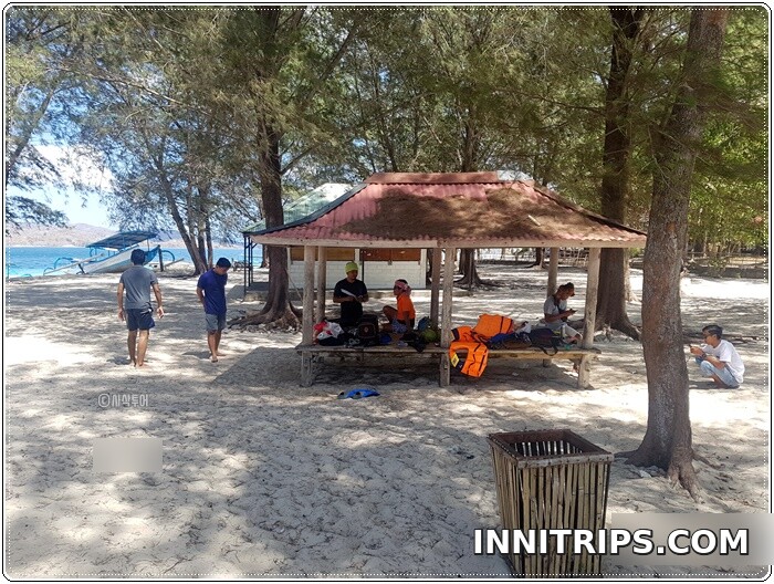 Beach hut at Gili Nanggu — photo 1