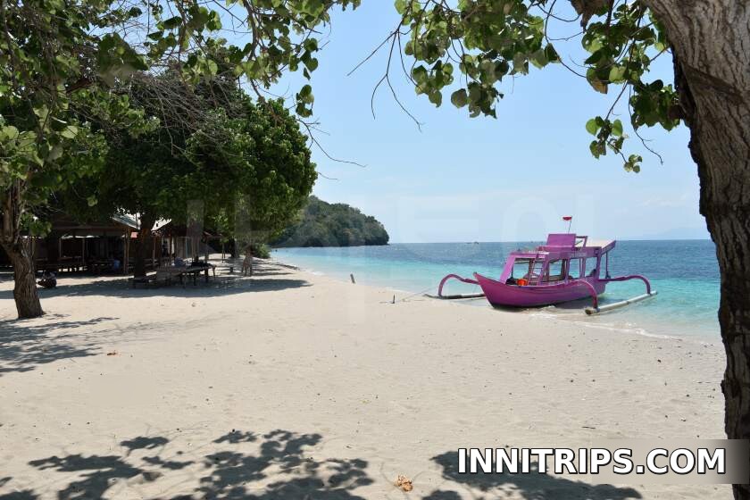 Gili Tangkong white-sand beach — photo 2