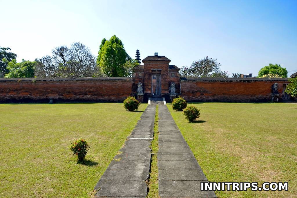 Hotel pickup and Meru Temple · Lombok photo tour image 1