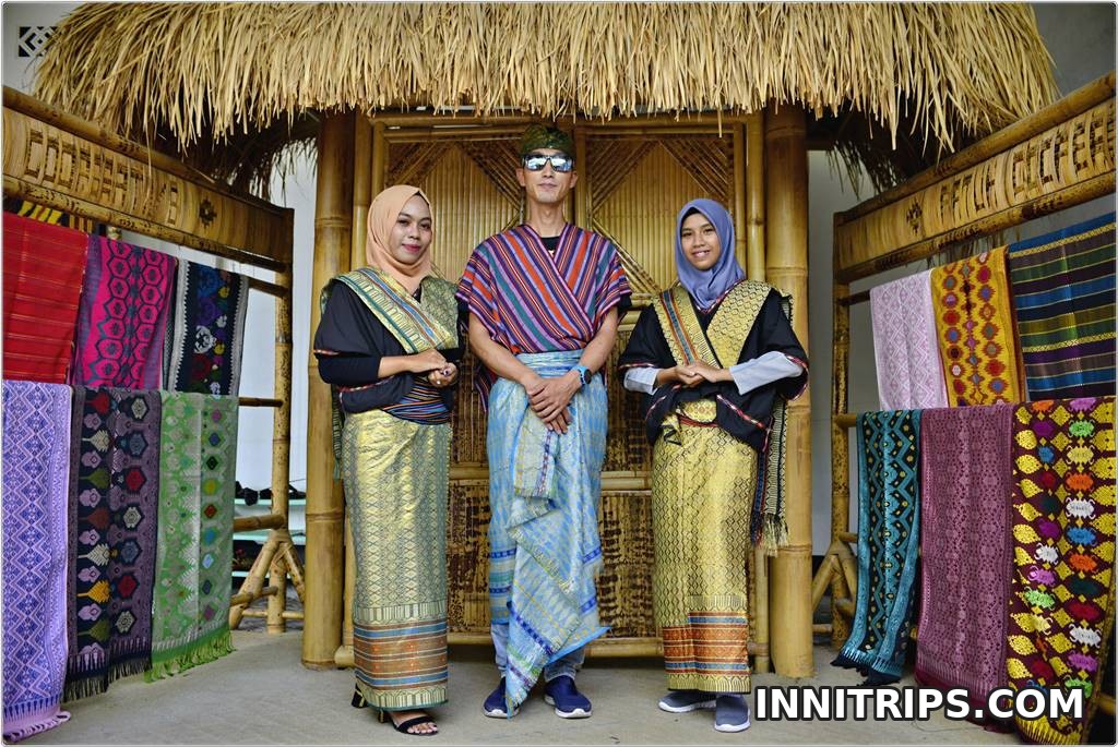 Sukarara traditional dress experience · Lombok photo tour image 12