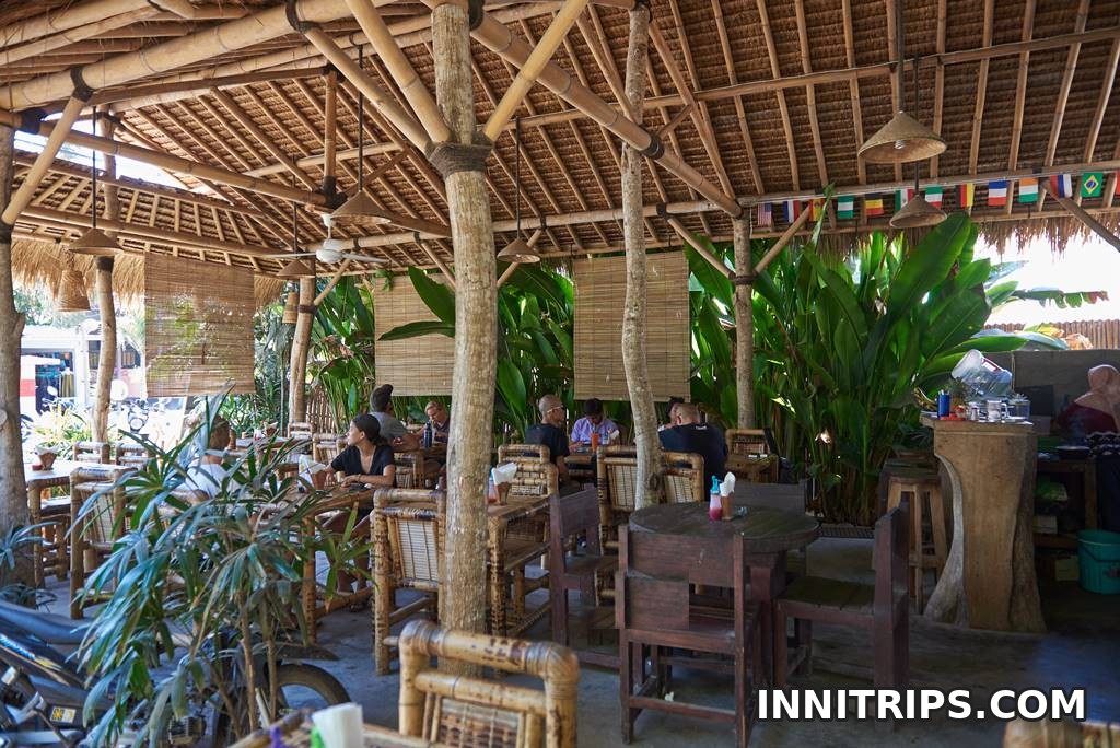 Lunch at Warung Flora in Kuta · Lombok photo tour image 15