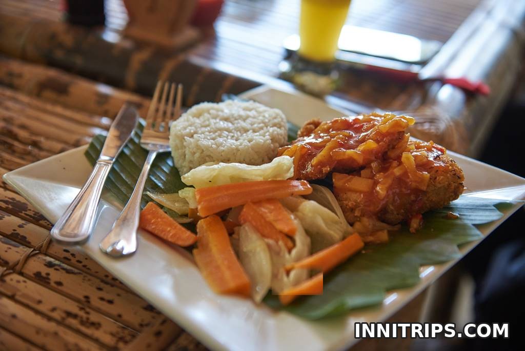 Lunch at Warung Flora in Kuta · Lombok photo tour image 16