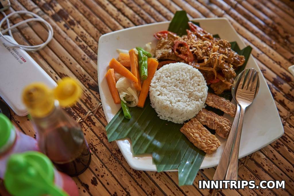 Lunch at Warung Flora in Kuta · Lombok photo tour image 17