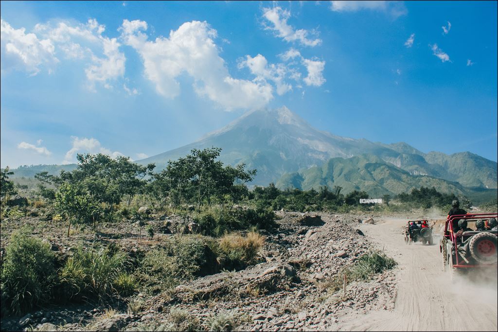 08:00 · Hotel pickup and Merapi transfer — Yogyakarta tour photo
