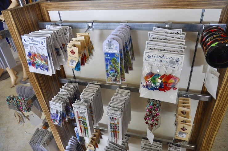 Gandrung Souvenir Shop — original shopping photographs 4