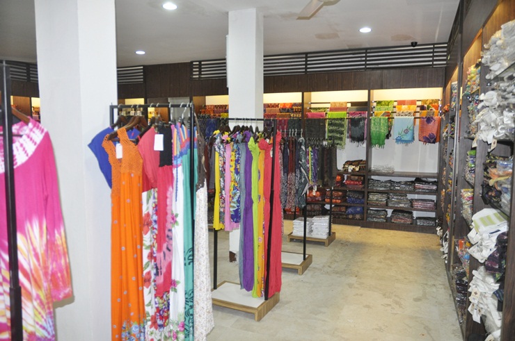 Gandrung Souvenir Shop — original shopping photographs 9