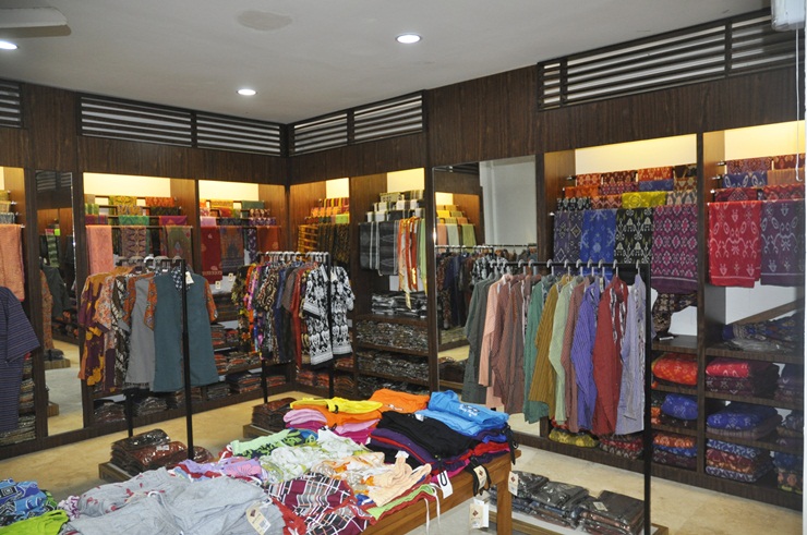 Gandrung Souvenir Shop — original shopping photographs 10