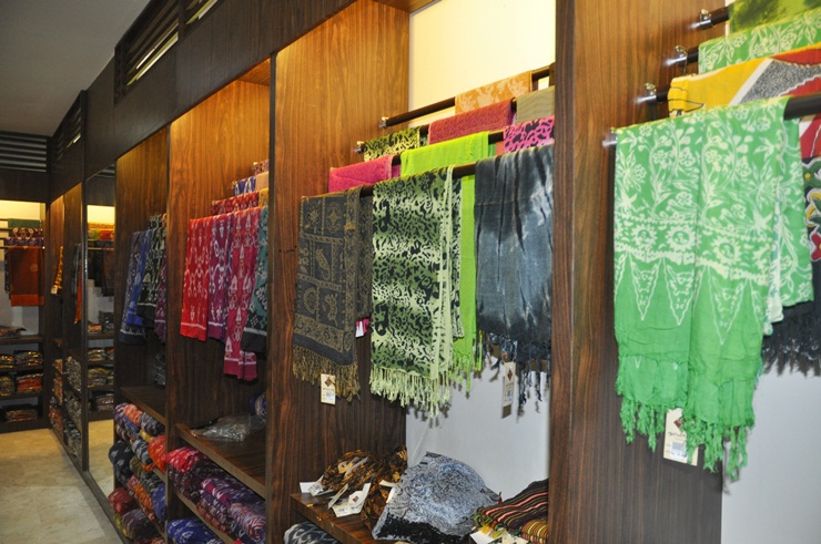 Gandrung Souvenir Shop — original shopping photographs 11