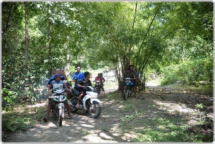 Diwu Mba’i Waterfall — Moyo Island — island, landscape and visitor photographs 3