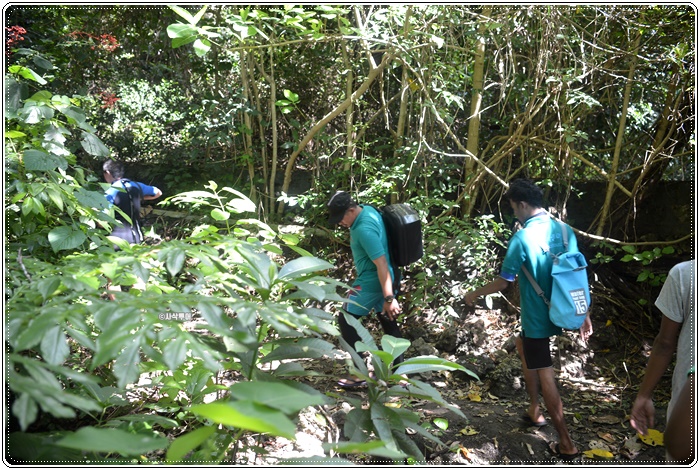 Diwu Mba’i Waterfall — Moyo Island — island, landscape and visitor photographs 12